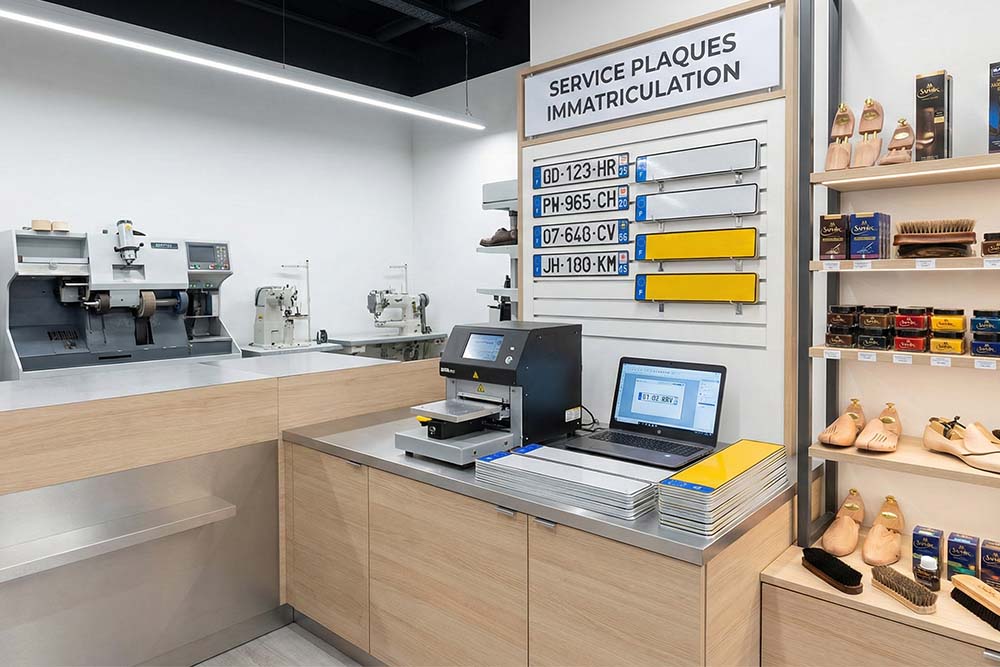 Pourquoi proposer des plaques d’immatriculation en atelier : un service rentable et simple à mettre en place